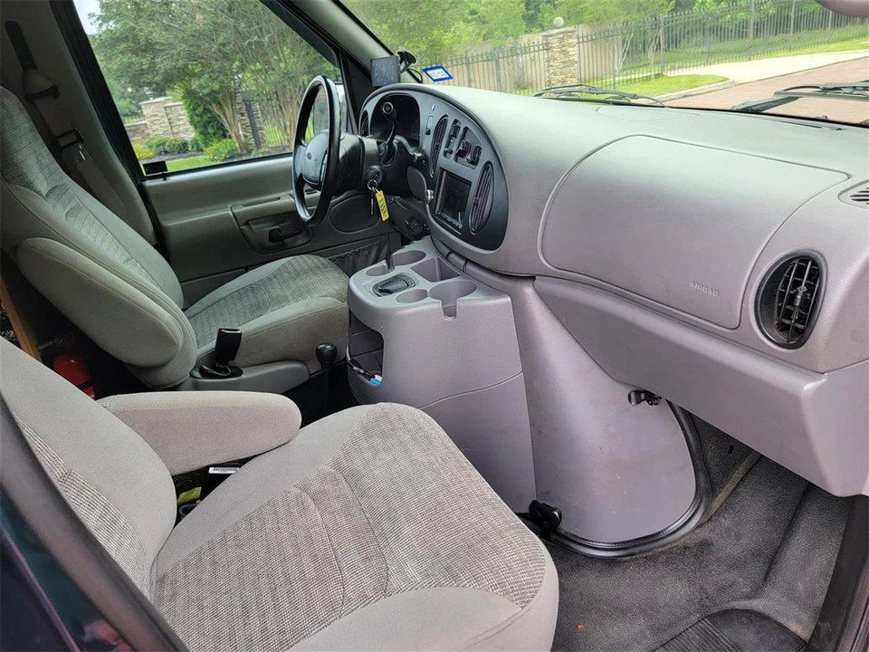 2001 Ford Econoline Van - Image 24 of 31
