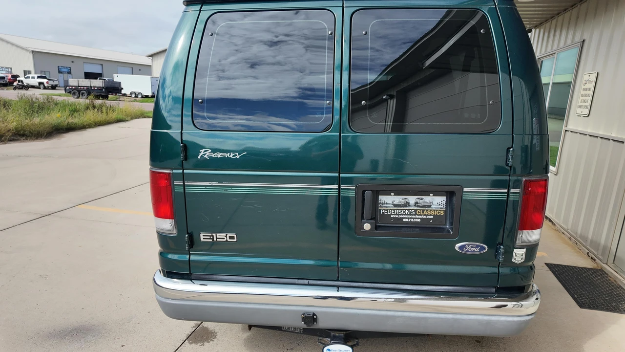 2001 Ford Econoline Van - Image 9 of 31