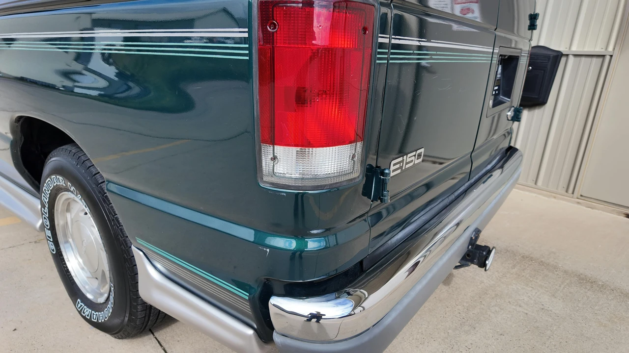 2001 Ford Econoline Van - Image 16 of 31