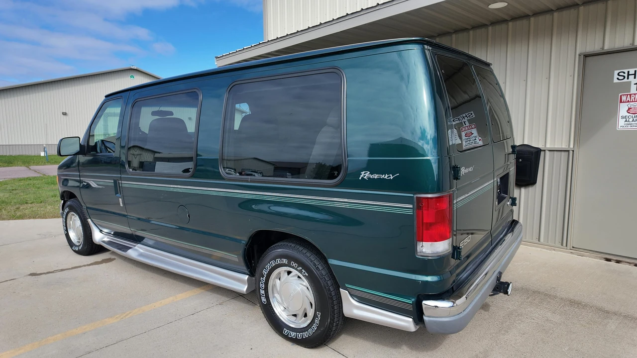 2001 Ford Econoline Van - Image 8 of 31