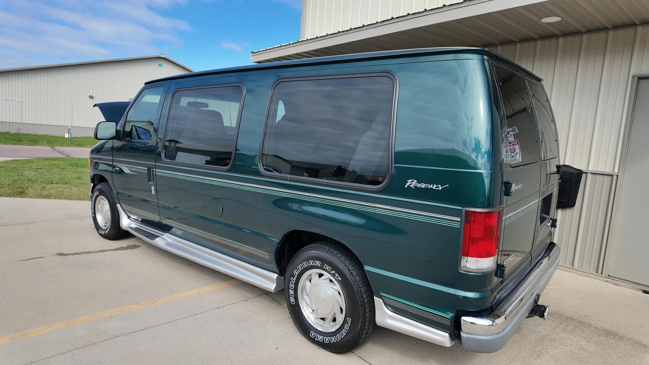 2001 Ford Econoline Van - Image 5 of 31