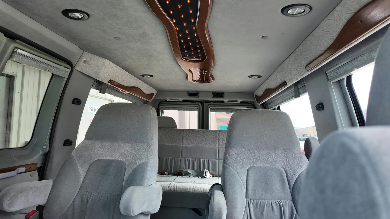 2001 Ford Econoline Van - Image 2 of 31