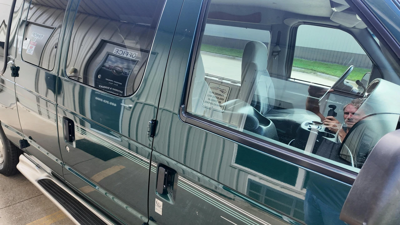 2001 Ford Econoline Van - Image 24 of 31