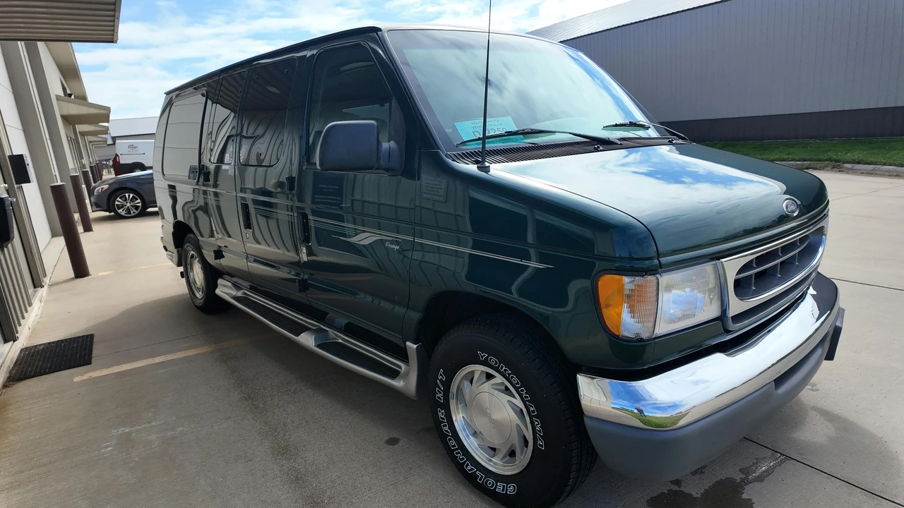 2001 Ford Econoline Van - Image 10 of 31