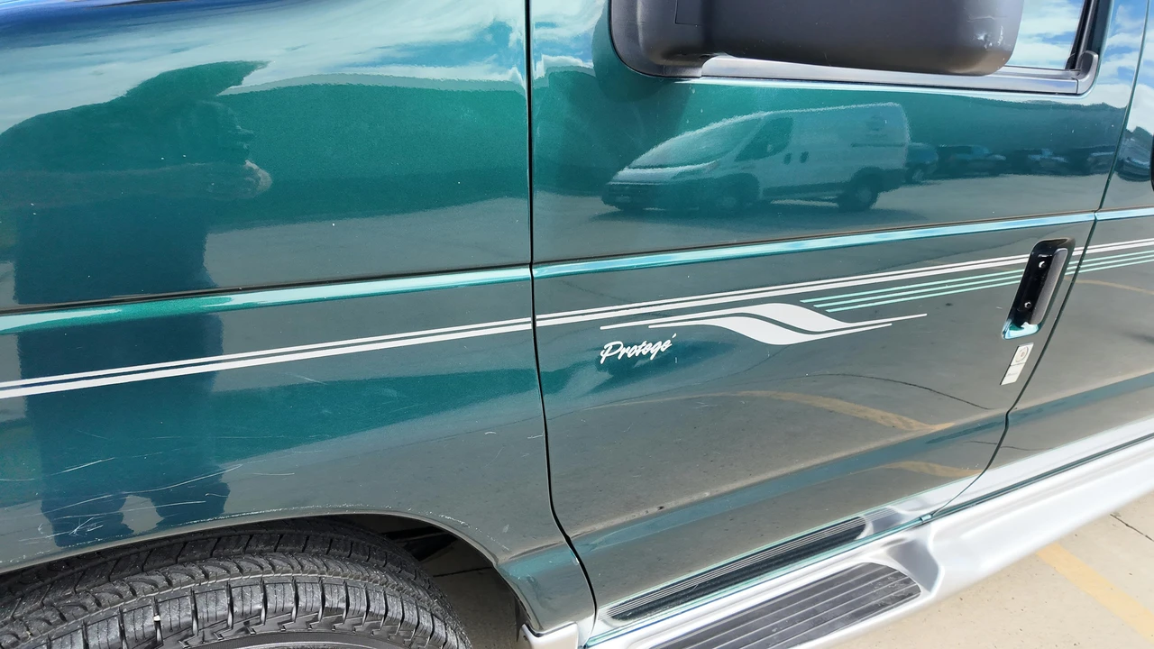 2001 Ford Econoline Van - Image 13 of 31