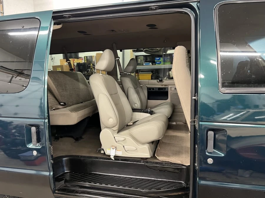 2001 Ford Econoline Van - Image 9 of 10