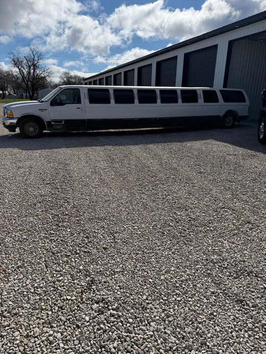 2001 Ford Excursion - Image 2 of 15