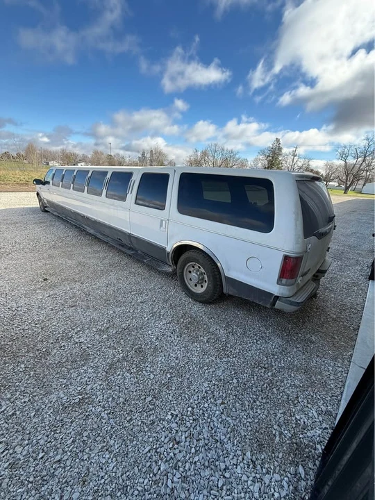 2001 Ford Excursion - Image 3 of 15