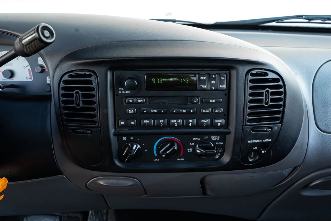 2001 Ford F-150 10th Gen - Image 29 of 31
