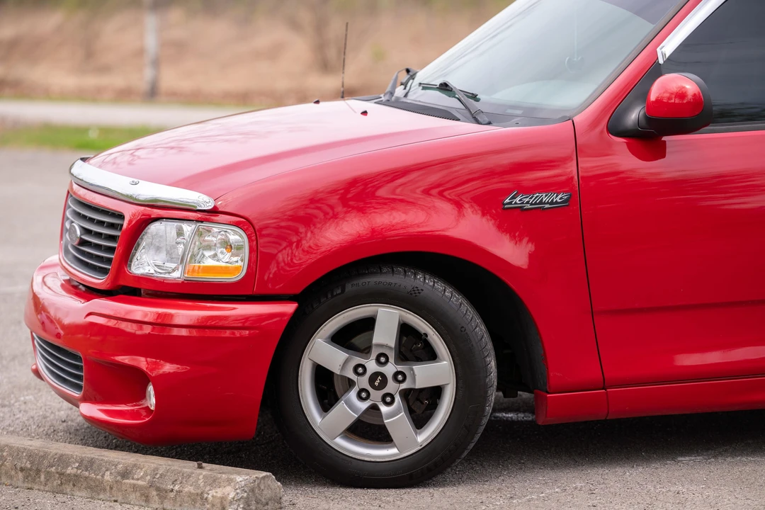2001 Ford F-150 SVT Lightning 10th Gen - Image 25 of 31
