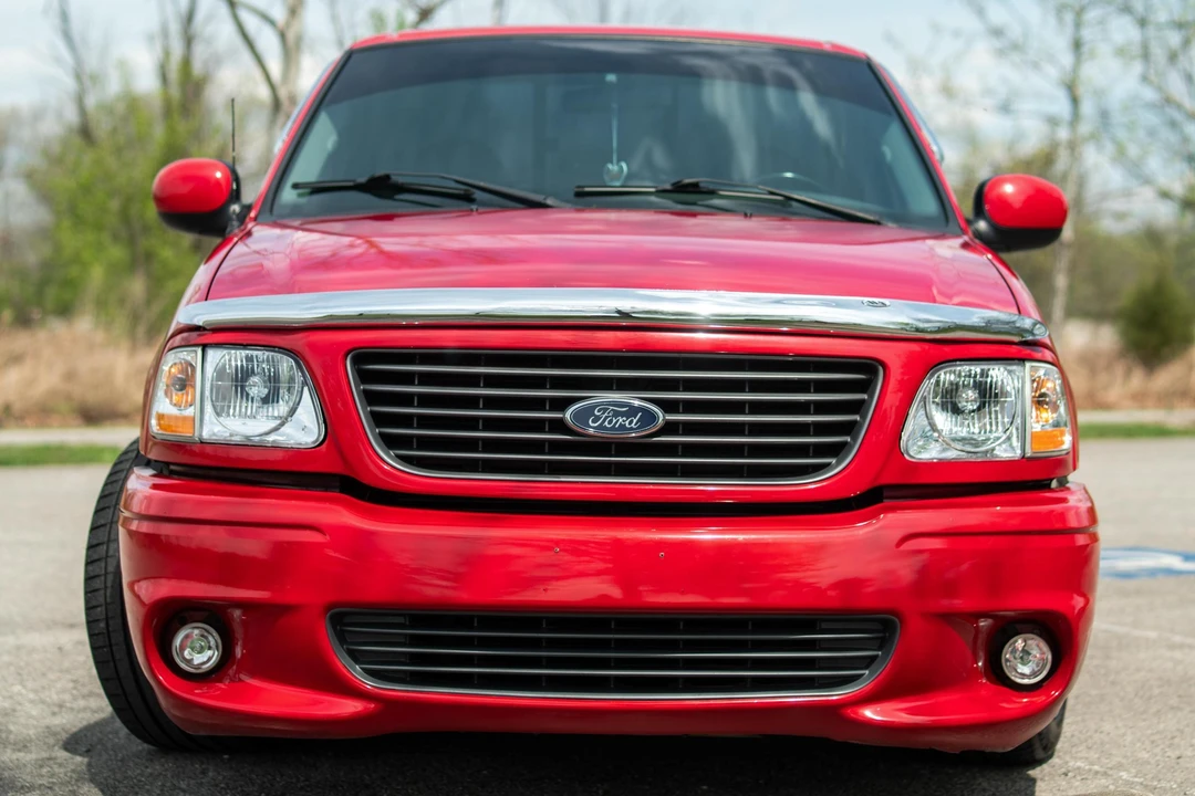 2001 Ford F-150 SVT Lightning 10th Gen - Image 2 of 31