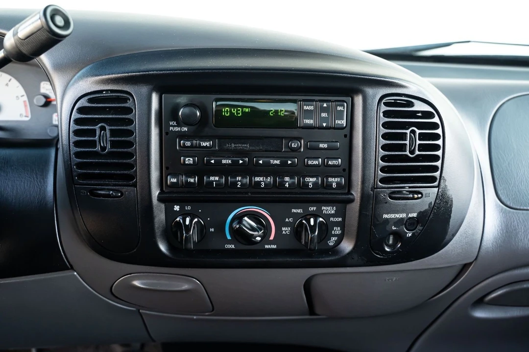 2001 Ford F-150 10th Gen - Image 24 of 31
