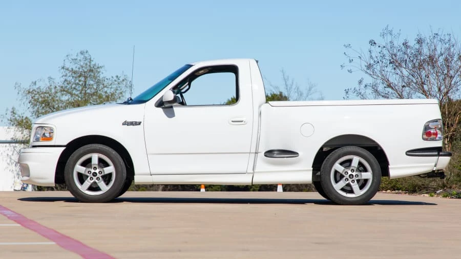 2001 Ford F-150 SVT Lightning 10th Gen - Image 2 of 12