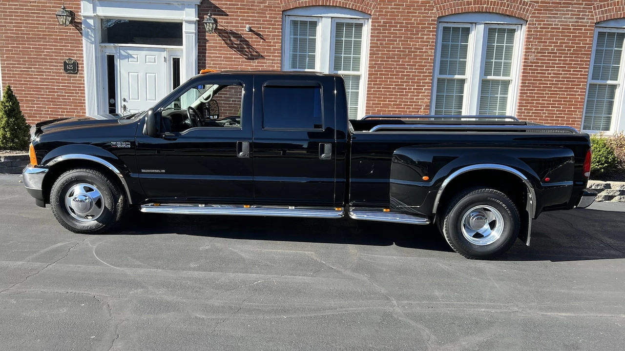2001 Ford Super Duty 1st Gen - Image 2 of 10