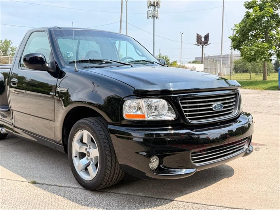 2001 Ford F-150 SVT Lightning 10th Gen - Image 30 of 31