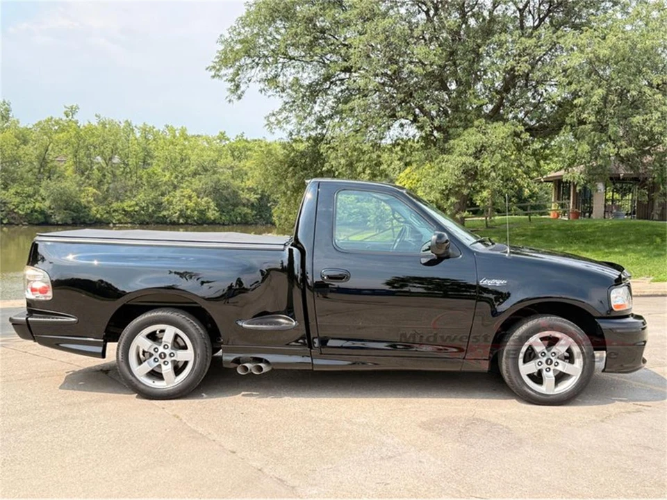2001 Ford F-150 SVT Lightning 10th Gen - Image 2 of 31