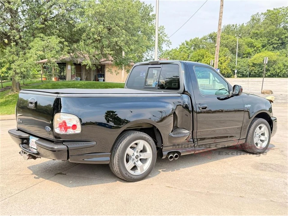 2001 Ford F-150 SVT Lightning 10th Gen - Image 3 of 31