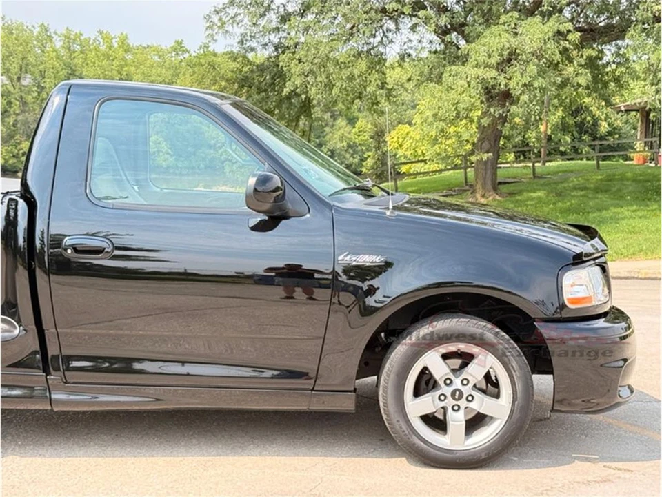 2001 Ford F-150 SVT Lightning 10th Gen - Image 23 of 31