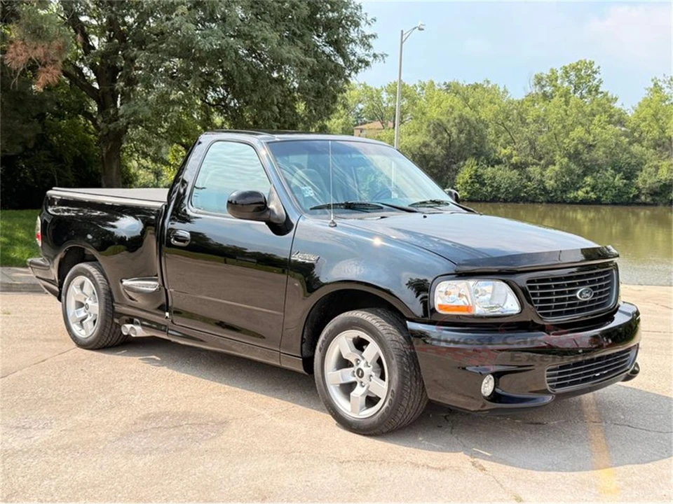 2001 Ford F-150 SVT Lightning 10th Gen - Image 24 of 31
