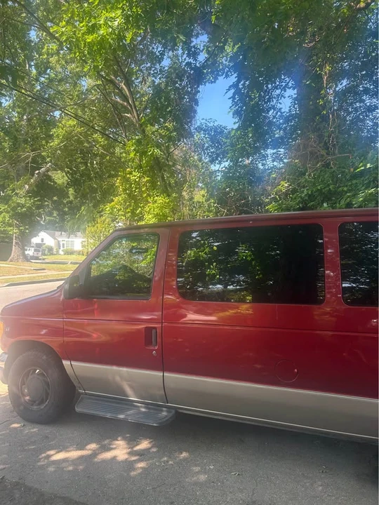 2001 Ford Econoline Van - Image 2 of 10