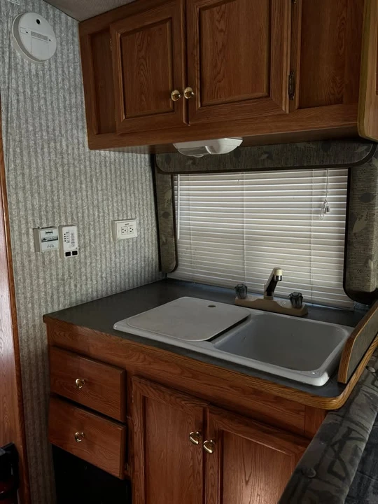 2001 Ford Econoline Van - Image 11 of 14