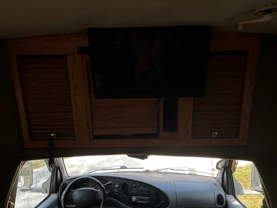 2001 Ford Econoline Van - Image 13 of 14