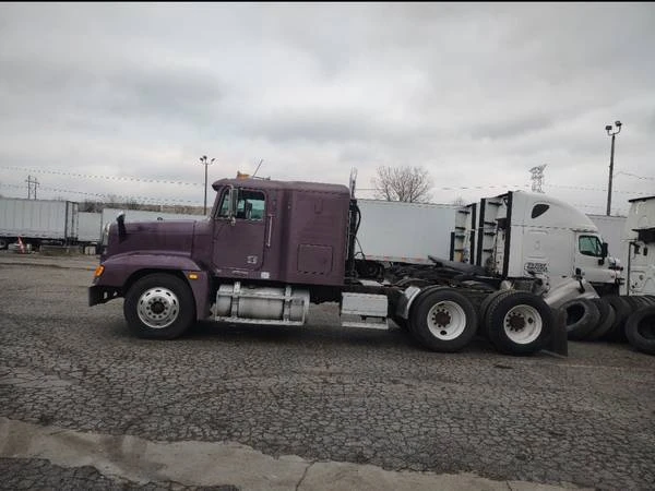 2001 Freightliner - Image 10 of 11