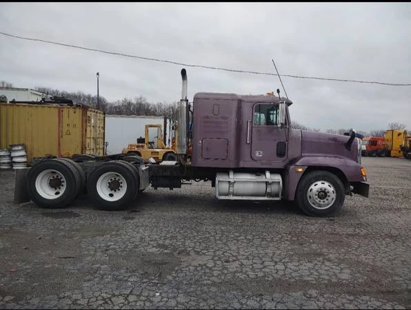 2001 Freightliner - Image 9 of 11