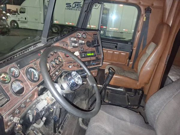 2001 Freightliner - Image 2 of 11