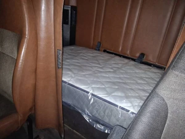 2001 Freightliner - Image 4 of 11