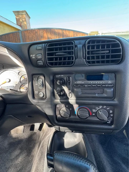 2001 GMC S-15 Jimmy 2nd Gen - Image 10 of 12