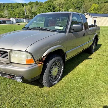 2001 GMC Sonoma Extended Cab SL Pickup 3D 6 ft