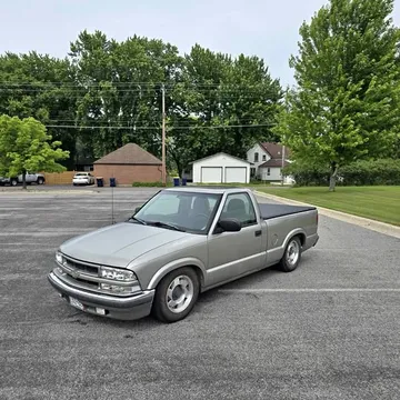 2001 GMC Sonoma Regular Cab · SLS Pickup 2D 6 ft