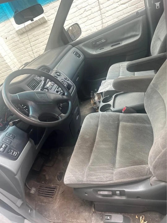 2001 Honda Odyssey - Image 2 of 3