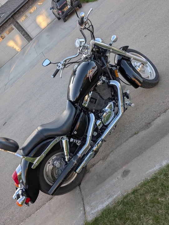 2001 Honda Motorcycles - Image 2 of 3