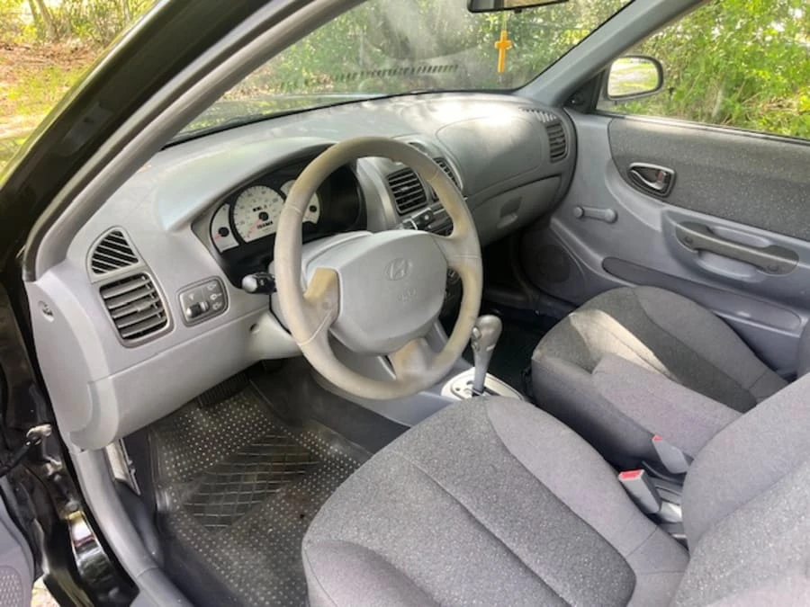 2001 Hyundai Accent - Image 15 of 17