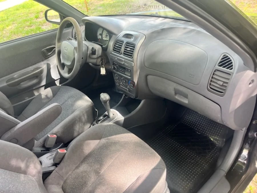2001 Hyundai Accent - Image 12 of 17
