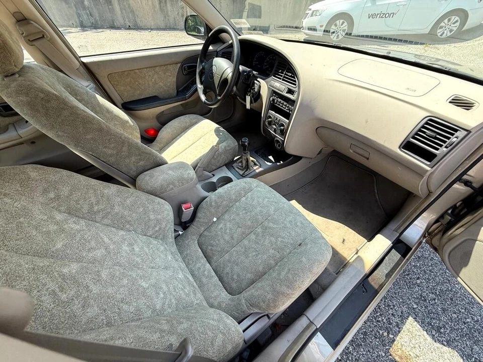 2001 Hyundai Elantra - Image 11 of 12