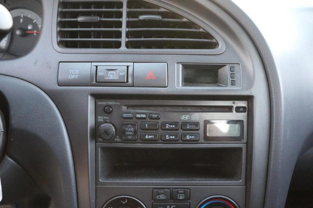 2001 Hyundai Elantra - Image 18 of 21