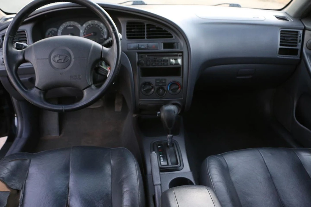 2001 Hyundai Elantra - Image 10 of 12