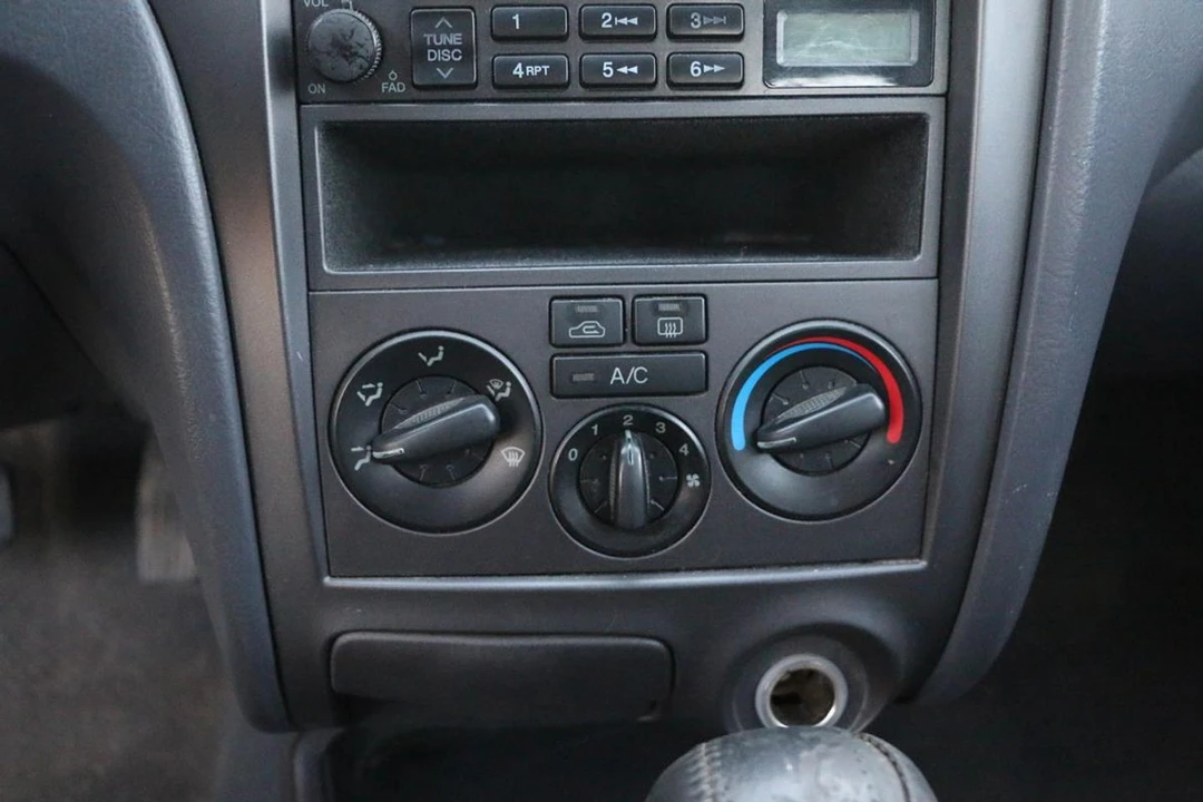 2001 Hyundai Elantra - Image 19 of 21