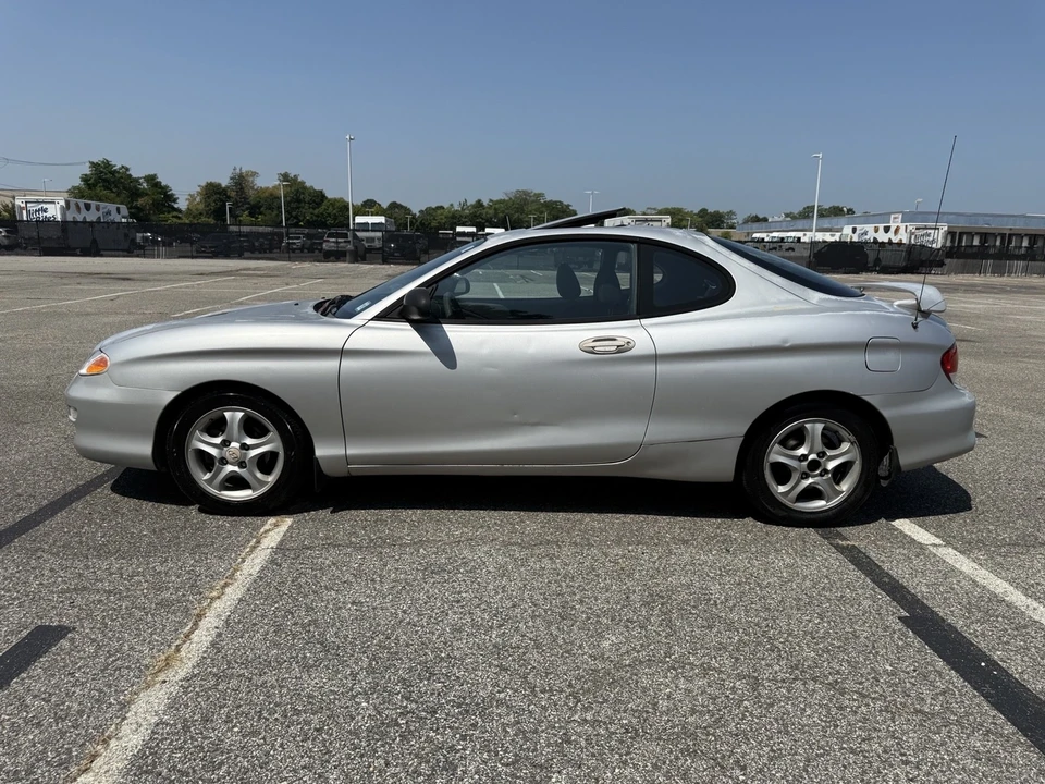 2001 Hyundai Tiburon - Image 5 of 11