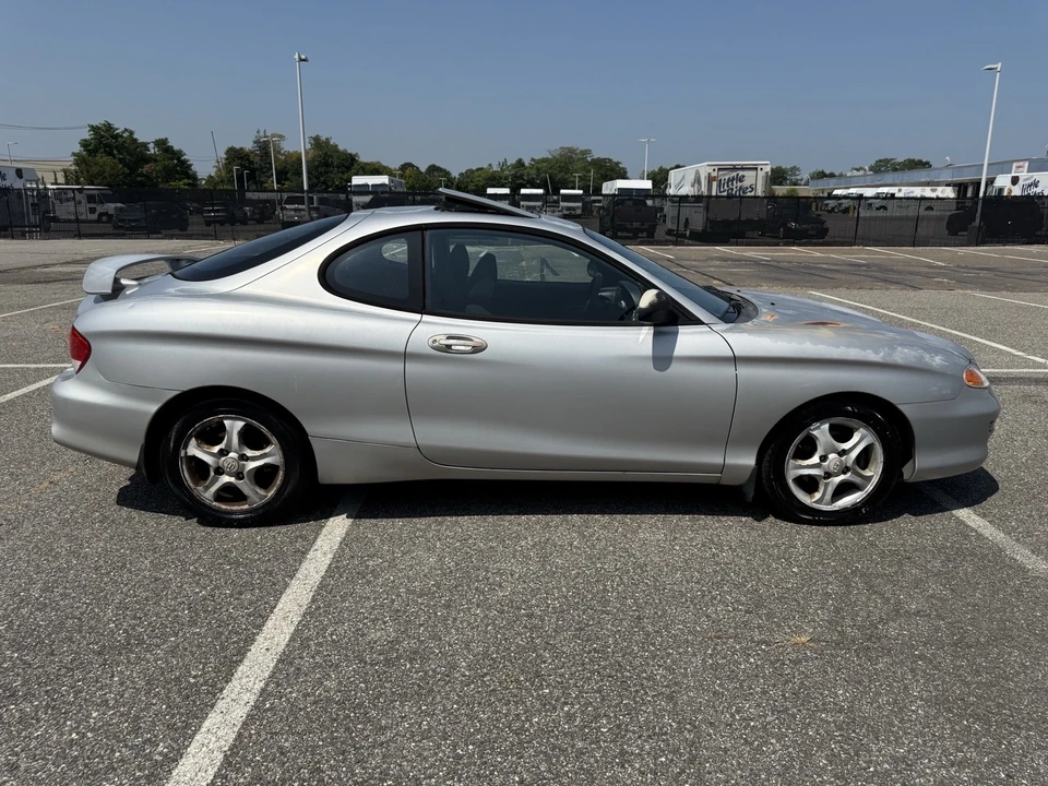 2001 Hyundai Tiburon - Image 6 of 11