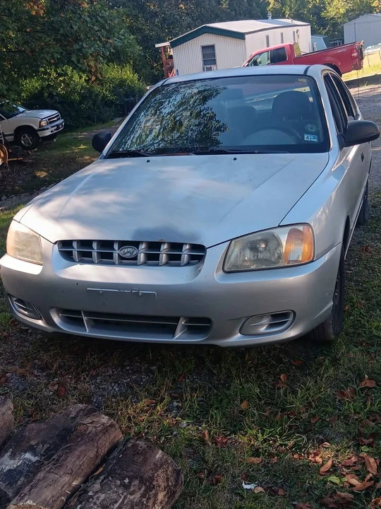 2001 Hyundai Accent - Image 2 of 3