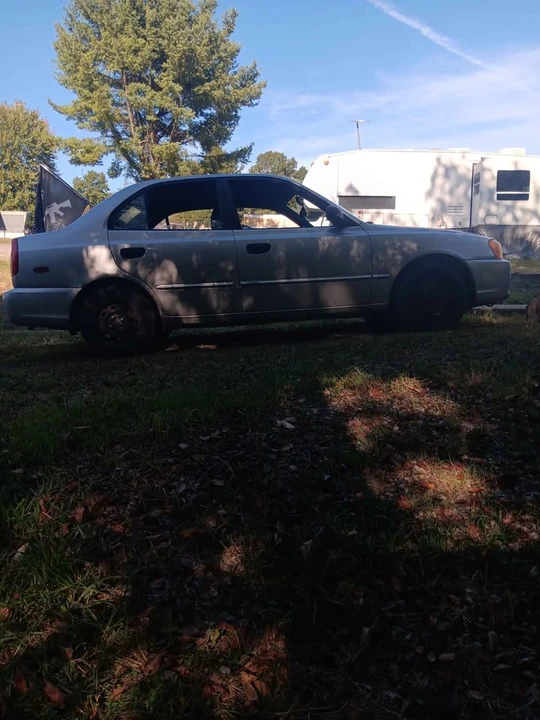 2001 Hyundai Accent - Image 3 of 3