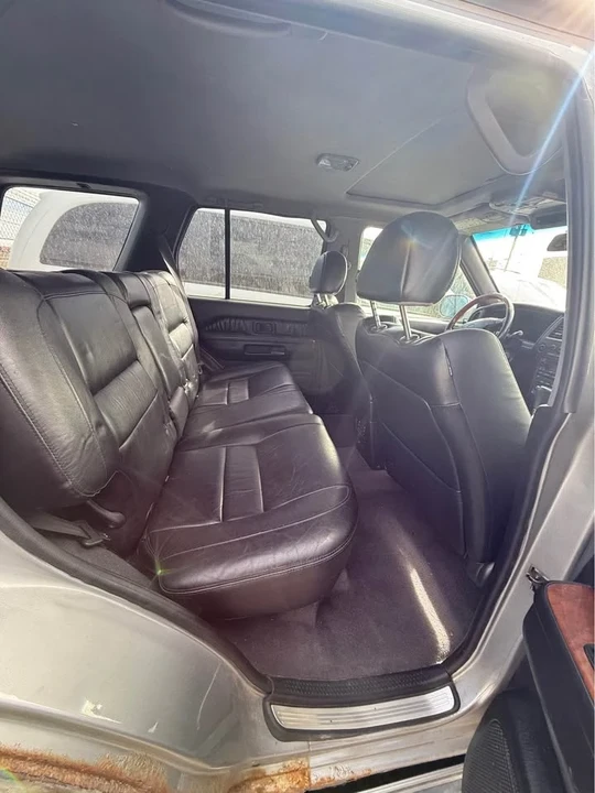 2001 Infiniti QX4 - Image 6 of 7