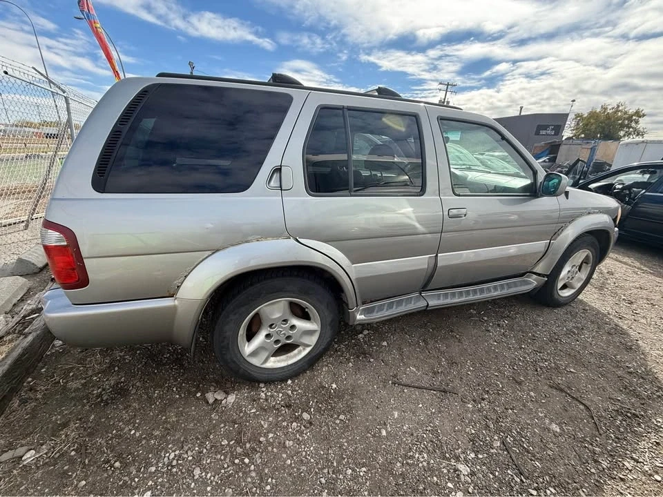 2001 Infiniti QX4 - Image 2 of 6