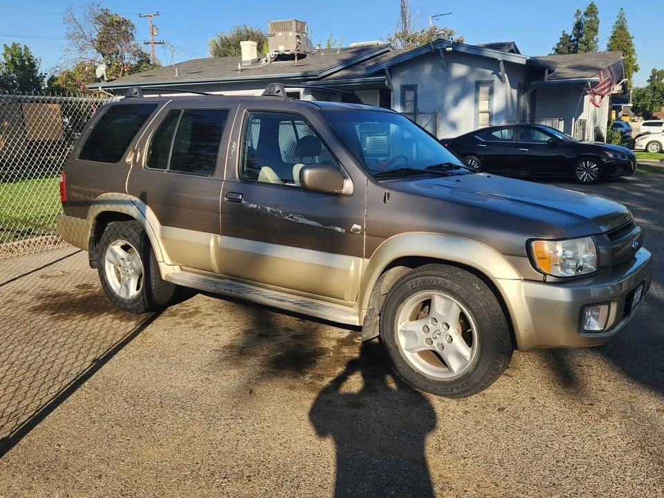 2001 Infiniti QX4 - Image 2 of 6