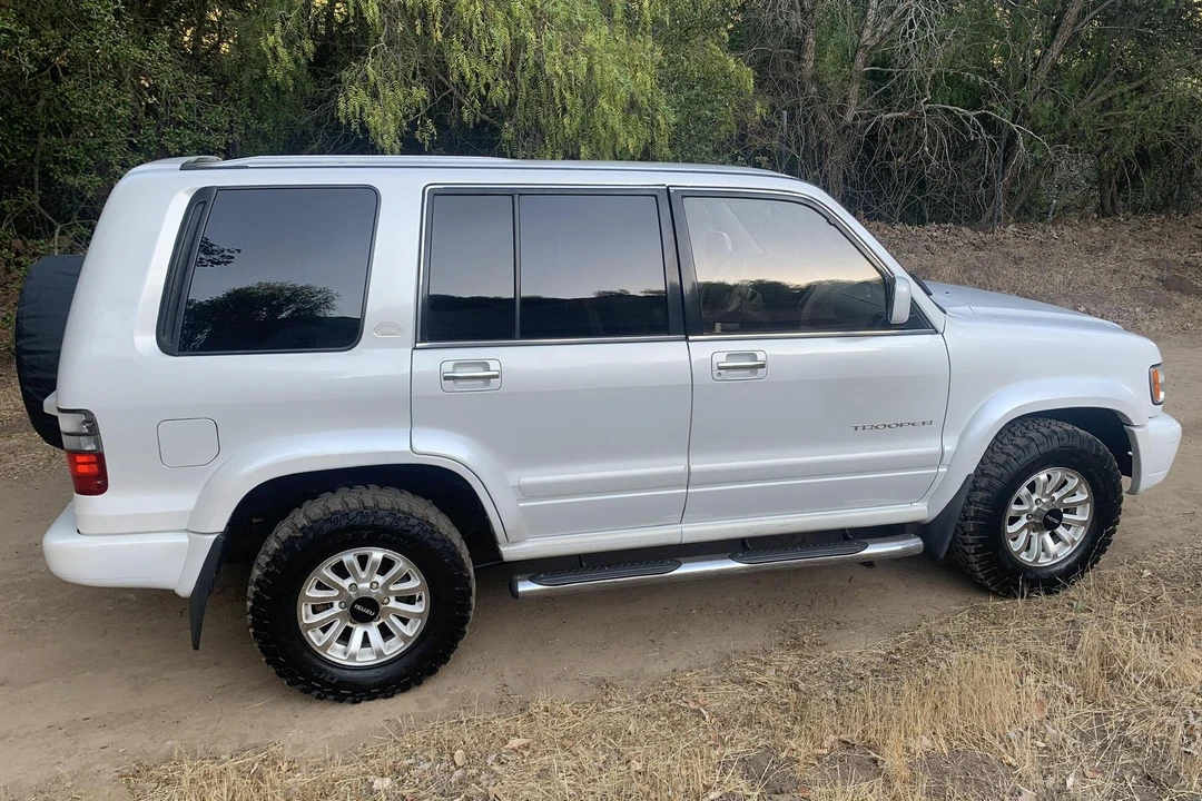2001 Isuzu Trooper - Image 3 of 31
