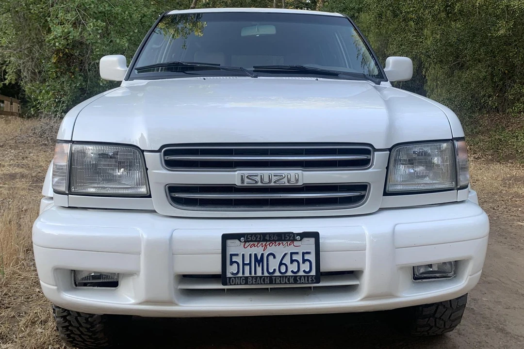 2001 Isuzu Trooper - Image 2 of 31